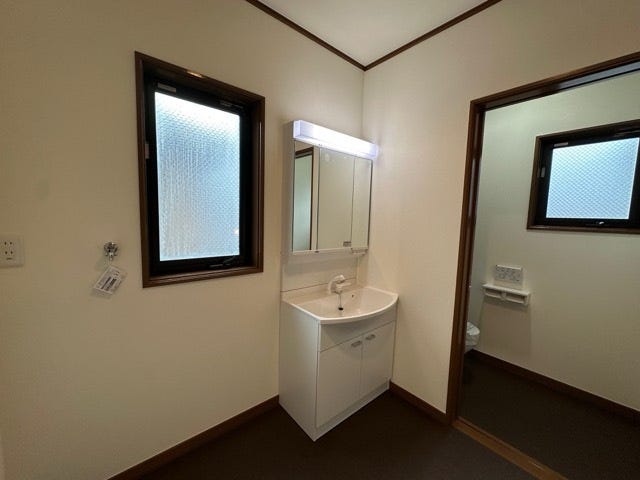 2階トイレ前には洗面スペースがあります。
(洗面台は新品です!)
朝の忙しい時間も、それぞれに支度ができます。