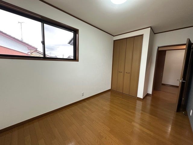 2階洋室 6帖
大きなクローゼットがあるので、収納も安心。