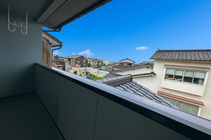 2階洋室 8帖
バルコニーがあります。
天気のいい日には布団を干すことができます。