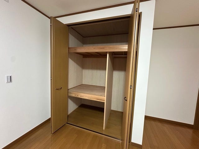 2階洋室 8.5帖
奥行きのあるクローゼット
洋服やスーツケースなど、すっきりと収納可能!