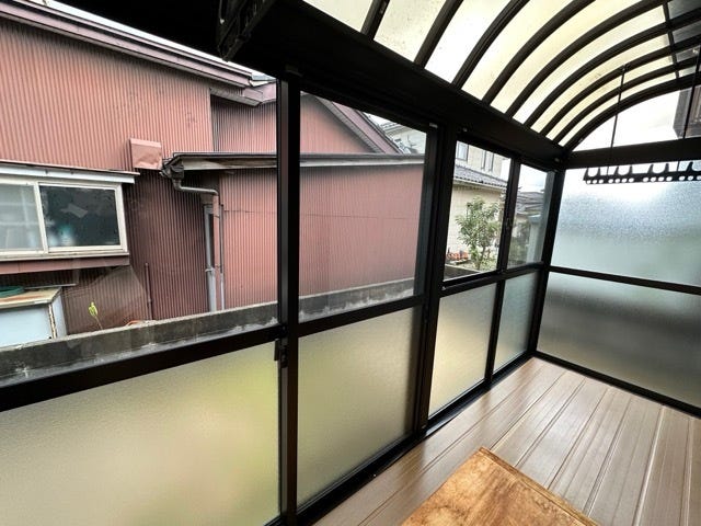 【和室横のサンルーム】
天候も気にせず洗濯物を干せるのが嬉しいですね♪