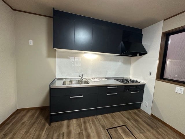 システムキッチン、ガスコンロ、シロッコレンジフード新品交換済みです。収納も大容量です。