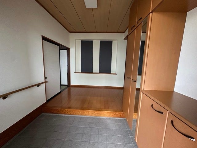 広々とした玄関で大容量のシューズクロークが据付られ、沢山のシューズを収納できます。