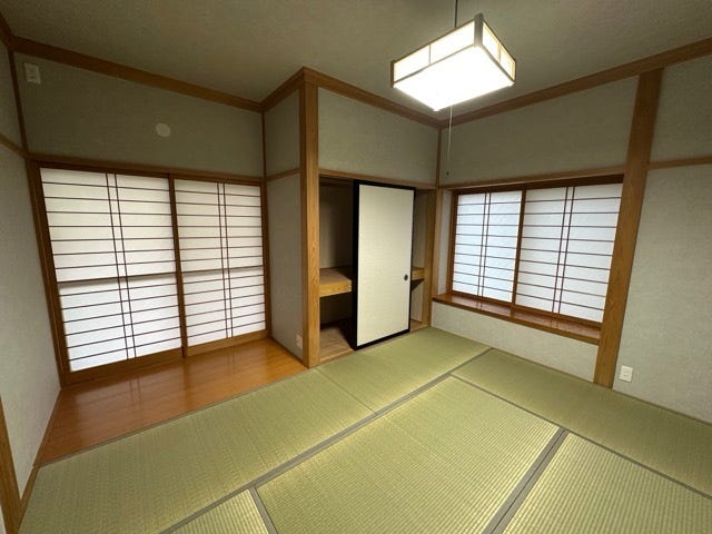 6畳の和室で、祖父母の部屋としても、お客さんが泊まりに来た時に使える便利な6畳の和室です。