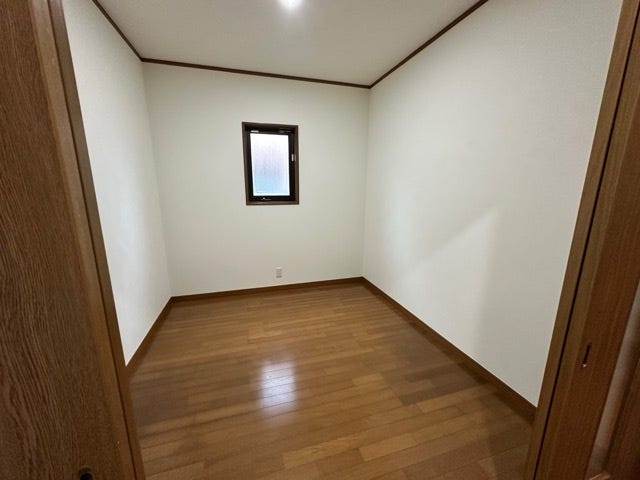 クローゼットとしても使えますし、書斎や趣味のお籠り部屋としても使える便利な小部屋です。