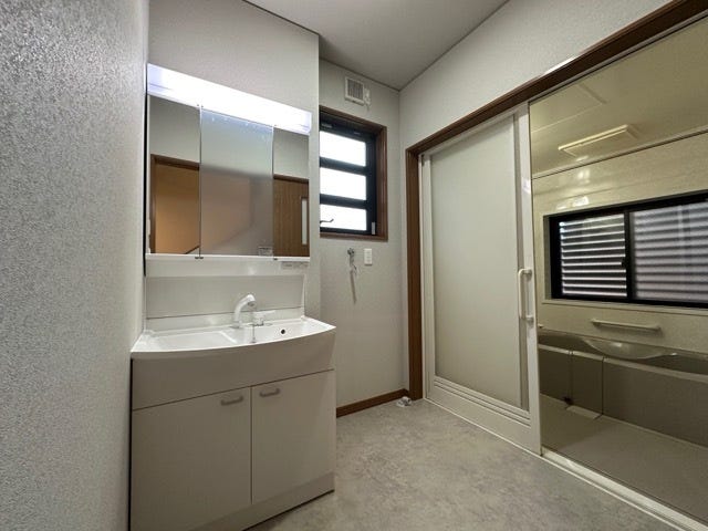 洗面台も新品交換済みです。
洗面台の隣が洗濯機置き場となります。