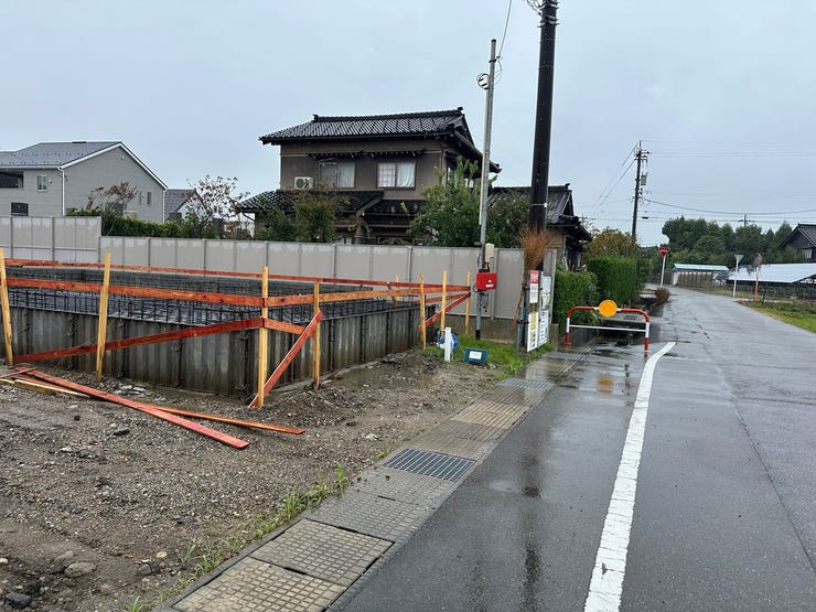 前面道路も広く、近くに商業施設もあり、生活に便利な立地です。