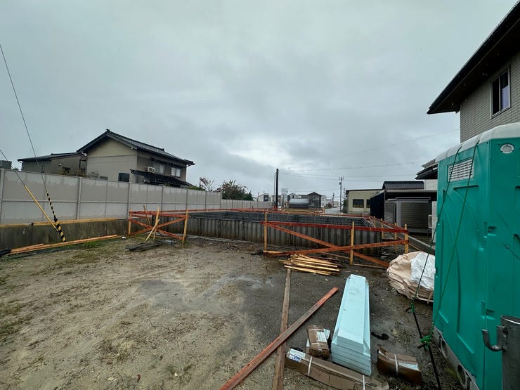 《建築中》
駐車スペースが広いので、来客時も対応可能です。