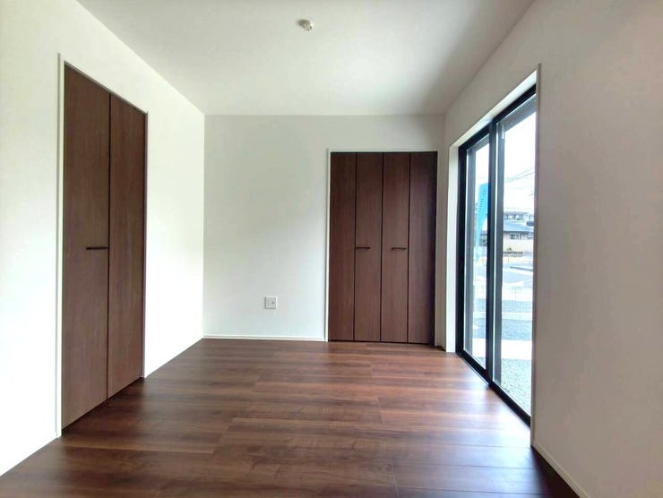 陽がしっかりと差し込む、温かみあふれる洋室です