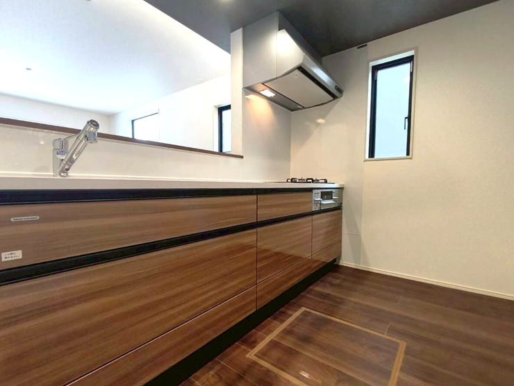 床下収納も付いた収納スペースたっぷりの、使いやすいシステムキッチンです