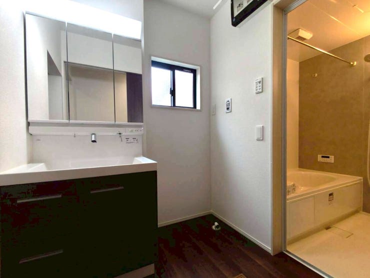 3面鏡タイプの使いやすい洗面台です