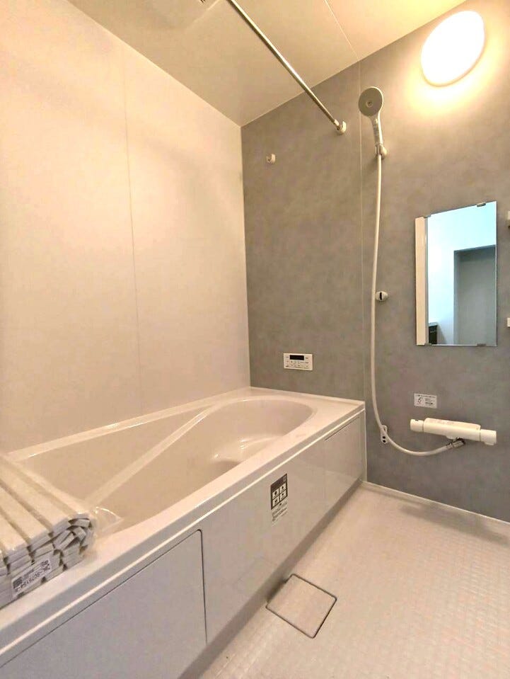 統一感のある色合いで、疲れた体をしっかりと癒す広々とした浴室です