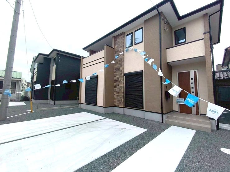 【外観】
明るく素敵な外観の2階建てです