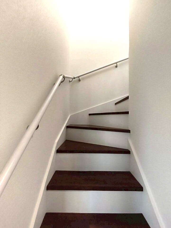 空間を有効活用したおしゃれな曲線階段です