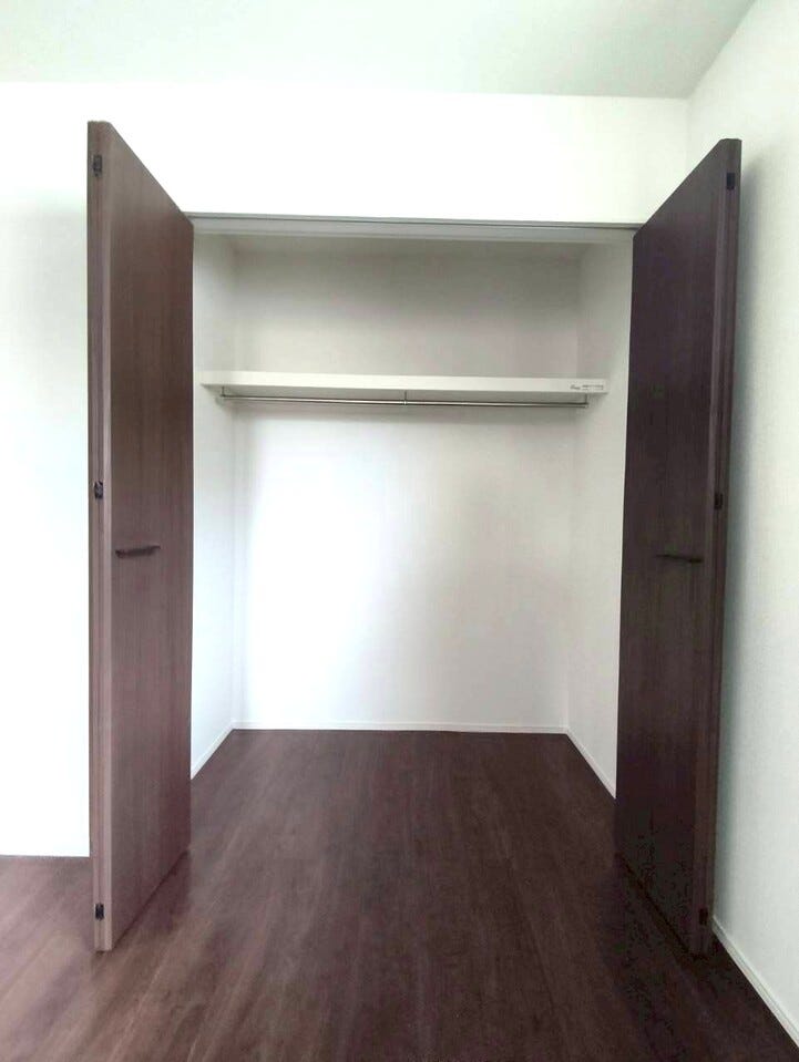 両開きの収納スペースで大きな荷物を入れることができます