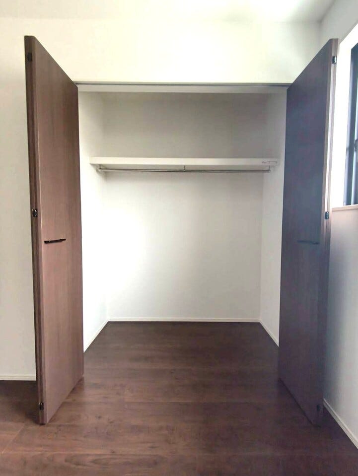 両開きのクローゼットで十分な広さがあります