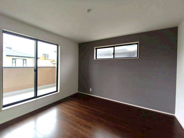 大きな窓からバルコニーにつながっており、広々とした開放的な部屋です