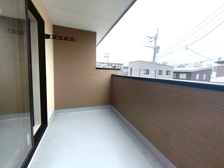 屋根付きのインナーバルコニーで雨が降っても使用でき、リラックススペースとしても十分な広さがあります