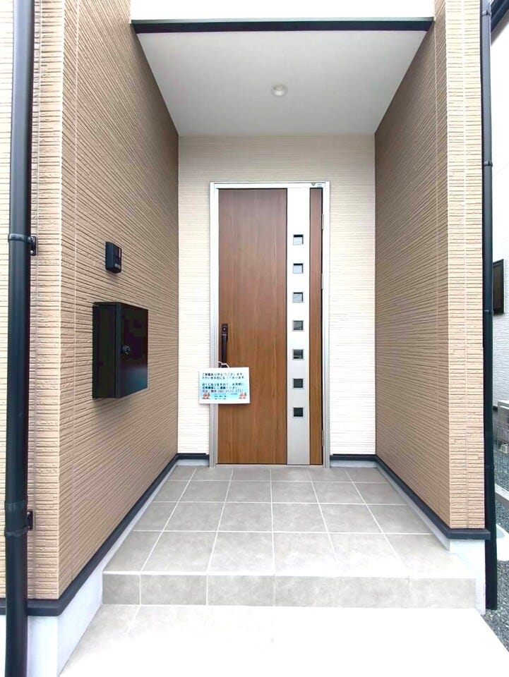 木目調の玄関で優しくお出迎え出来ます