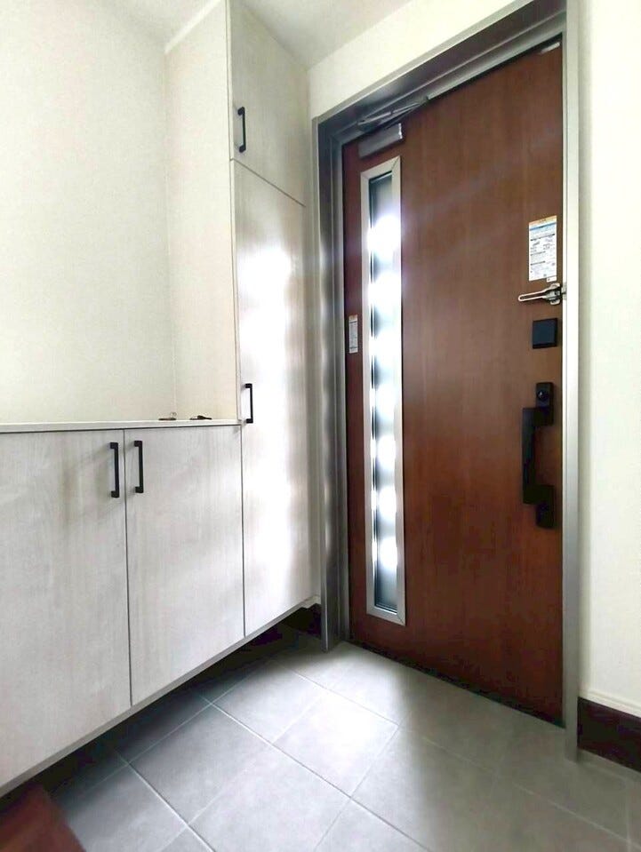 統一感のある色合いにシューズボックス付きの玄関です