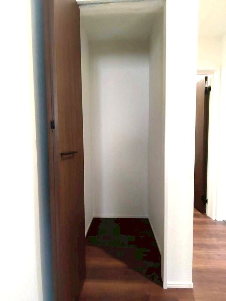 ちょっとした荷物を置いておける収納スペースです