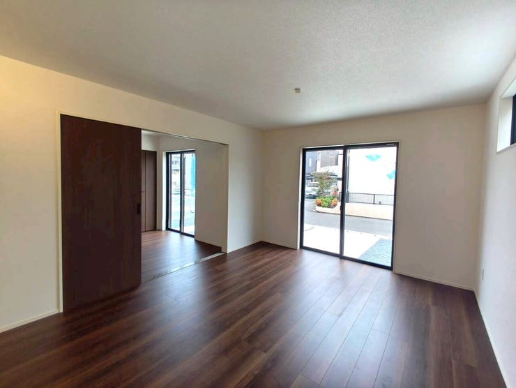 南向きの窓からたっぷりと陽が差し込む明るいリビングです