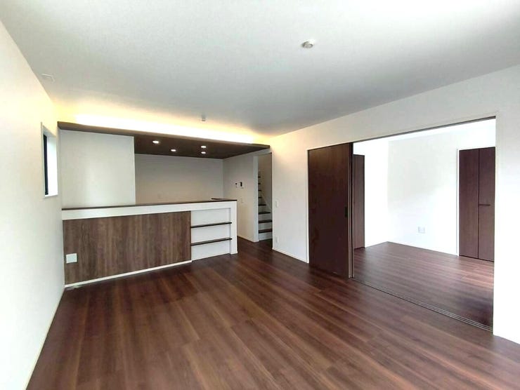 広々としたリビングでキッチンともコミュニケーションをとれる家族団らんの部屋です