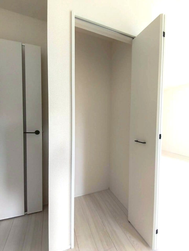 ちょっとした荷物を置いておける収納スペースです