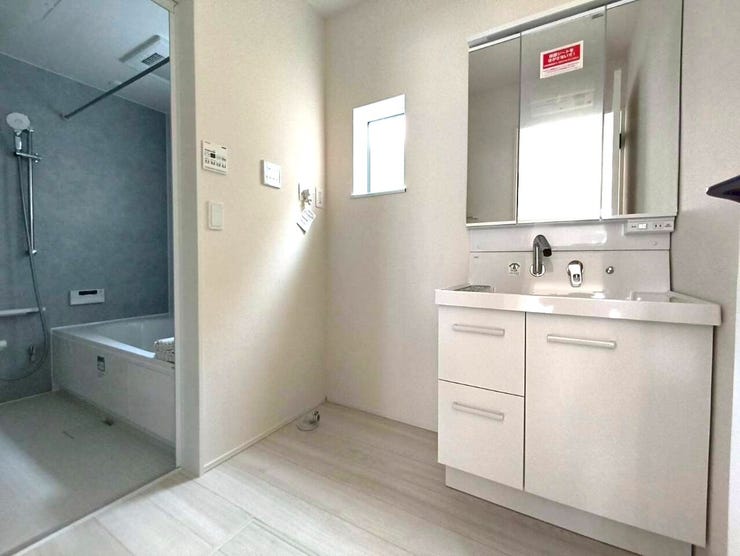 身だしなみ確認がしやすく、収納量が多い3面鏡の洗面台です