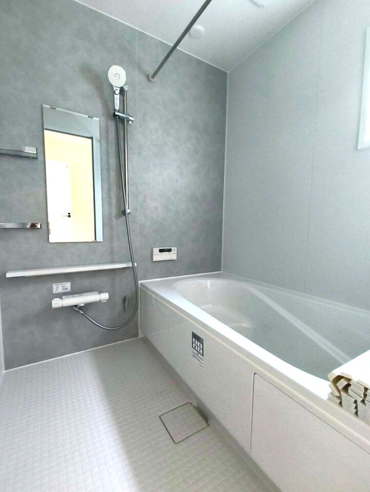 統一感のある色合いで、疲れた体をしっかりと癒す広々とした浴室です