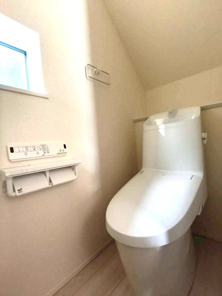 階段下のスペースを無駄なく利用したトイレです