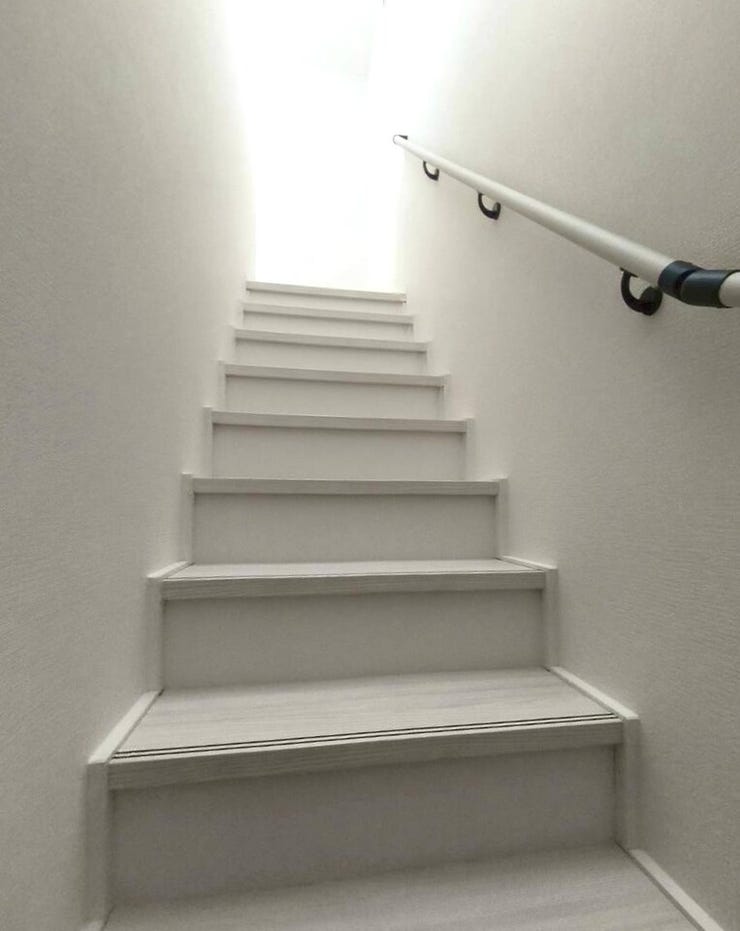 お子様でも上り下りしやすい手すり付きの階段です