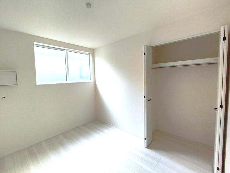 窓からたっぷりと陽が差し込む明るい部屋です