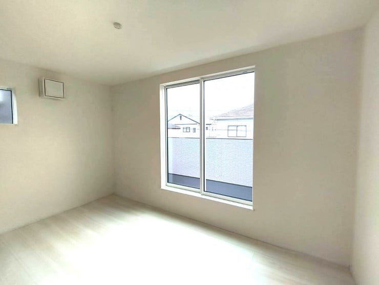 大きな窓からバルコニーにつながっており、きれいな青空を見ることができます