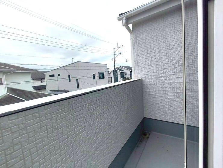 きれいな青空の下、気持ちの良い日光で洗濯物を干すことができます