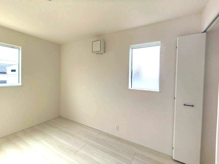 シンプルなデザインで落ち着きのある部屋です