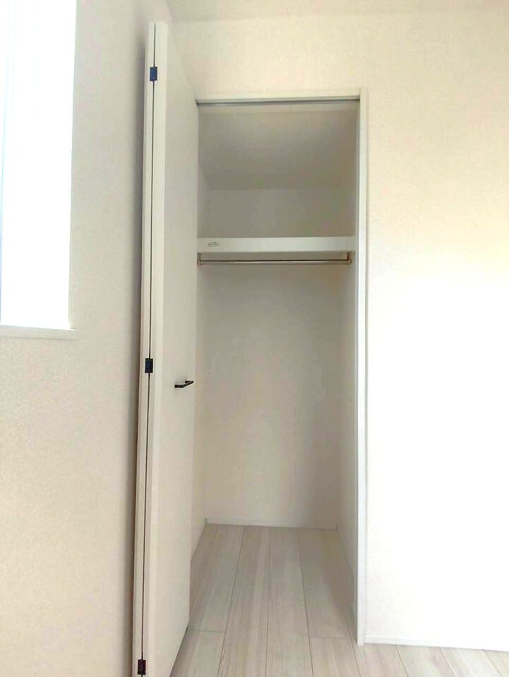 ちょっとした荷物を置いておける収納スペースです