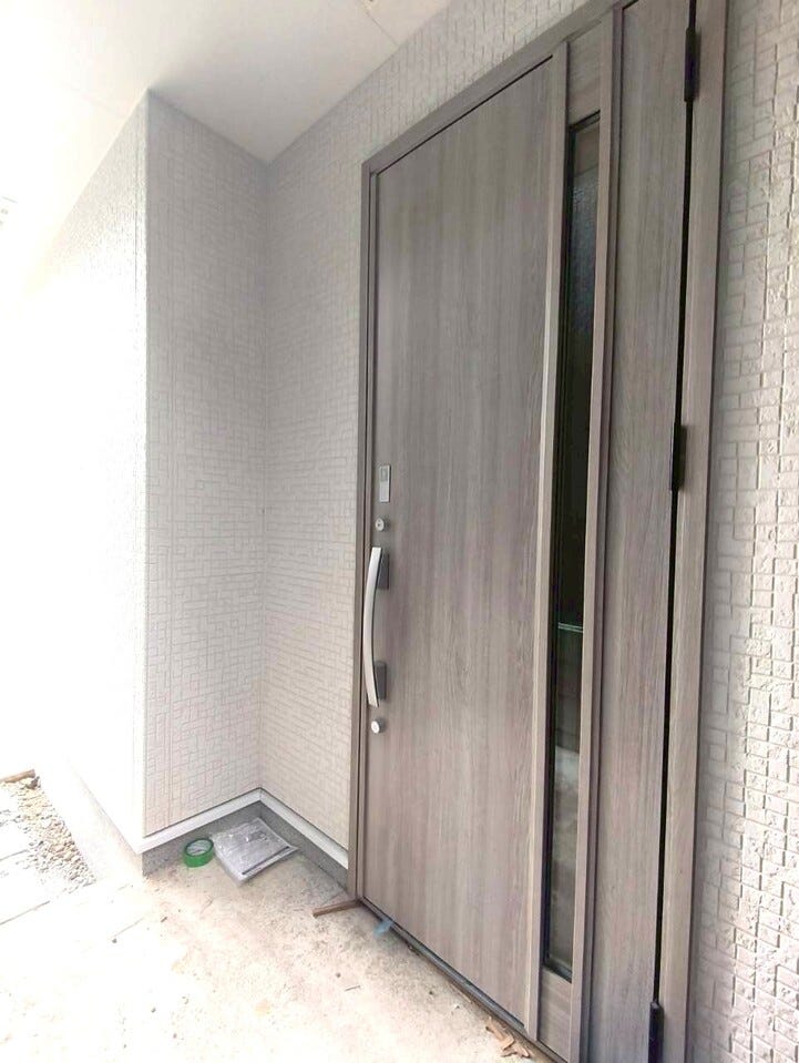 落ち着いた色合いの玄関です