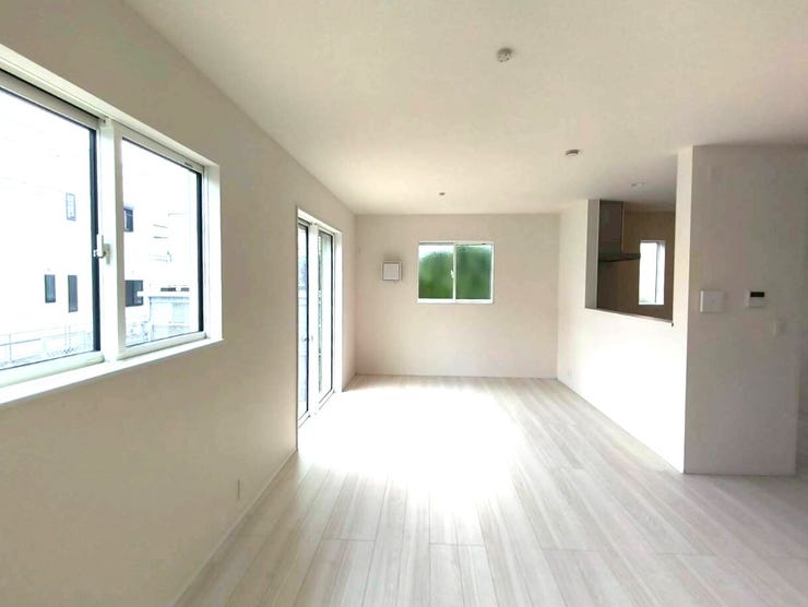 南向きの窓からたっぷりと陽が差し込む明るいリビングです