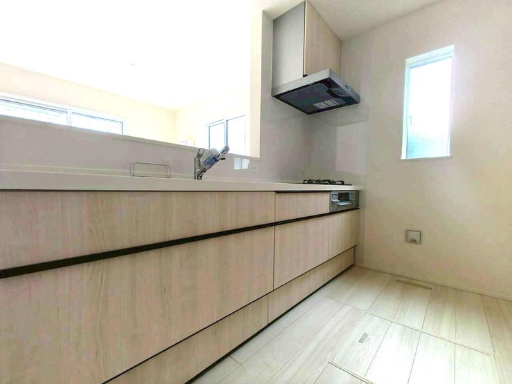 リビング全体を見回せる広々としたキッチンです