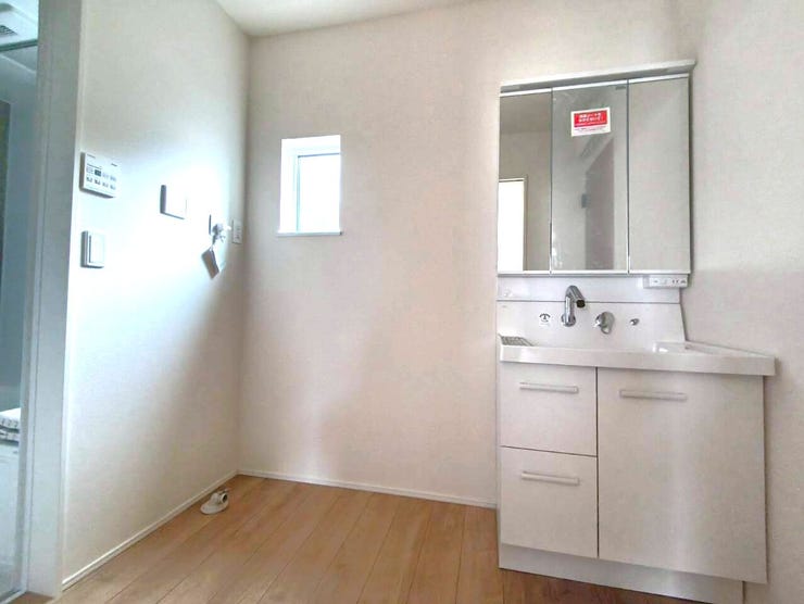 3面鏡の洗面台で身だしなみ確認〇 収納スペース〇