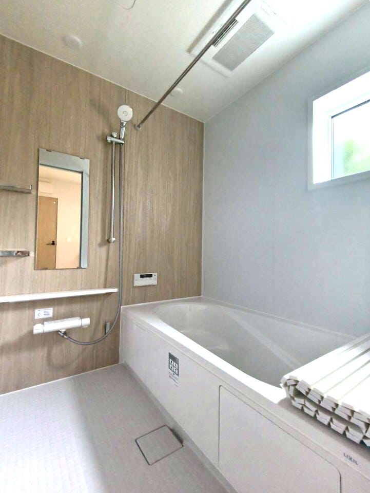 統一感のある色合いで、疲れた体をしっかりと癒す広々とした浴室です