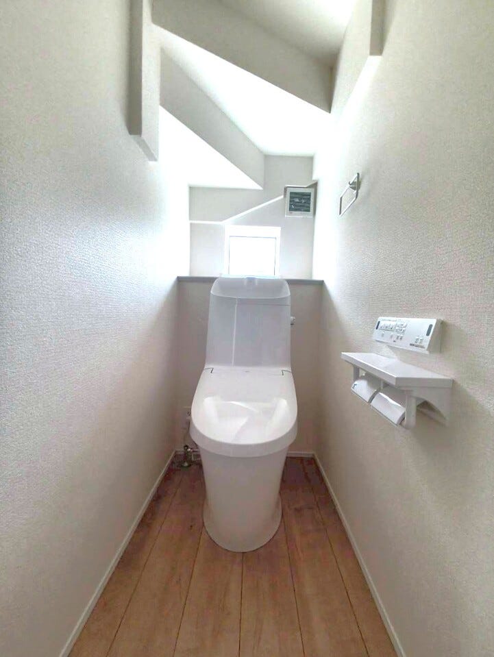 階段下のスペースを無駄なく利用したトイレです