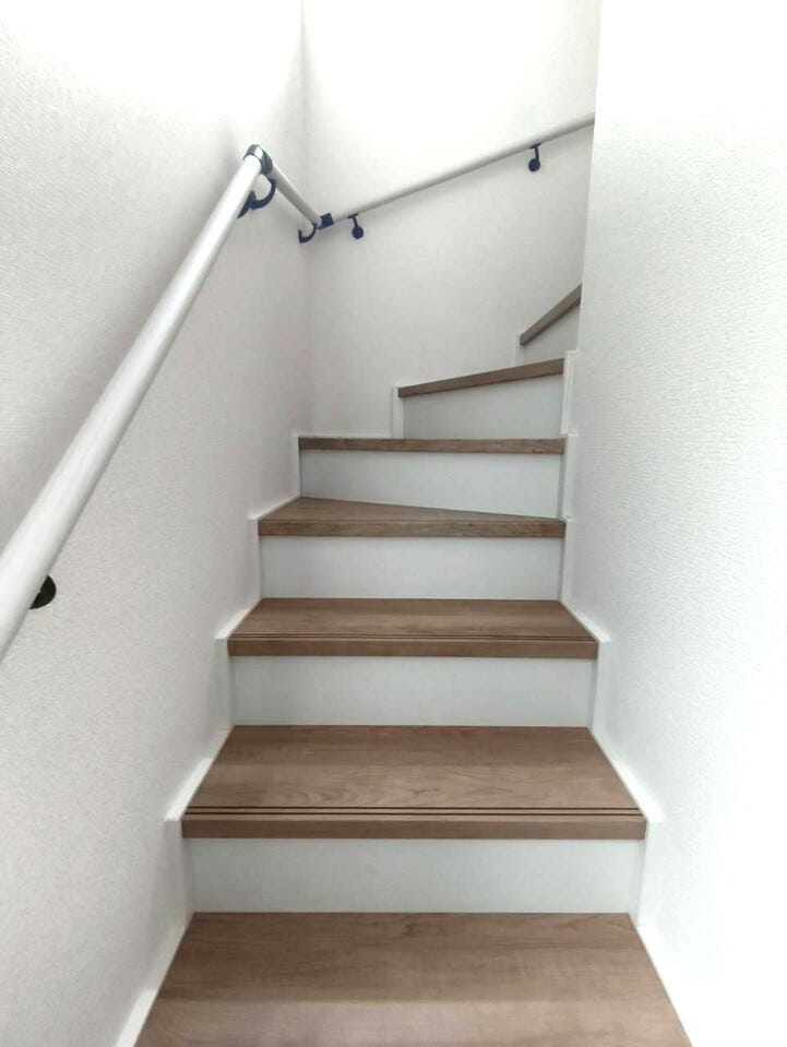 空間を有効活用したおしゃれな曲線階段です