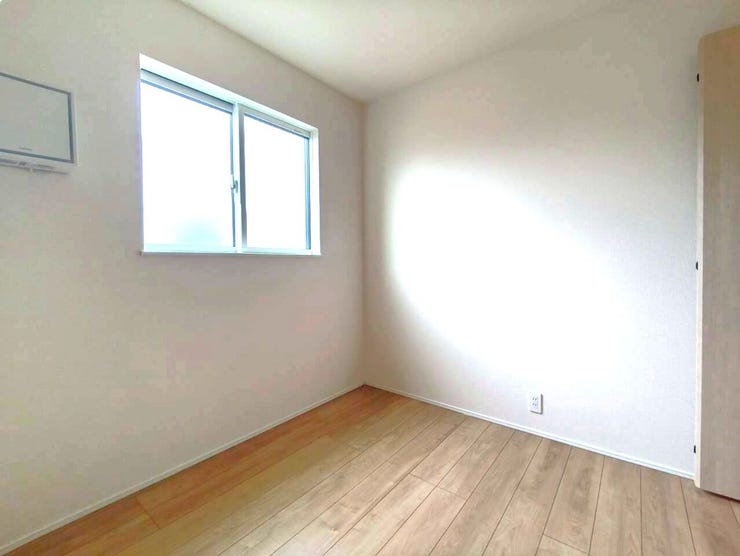 窓からたっぷりと陽が差し込む明るい部屋です