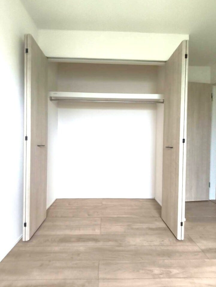 両開きのクローゼットで十分な広さがあります