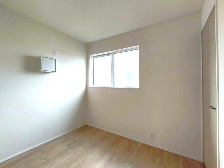 シンプルなデザインで落ち着きのある部屋です