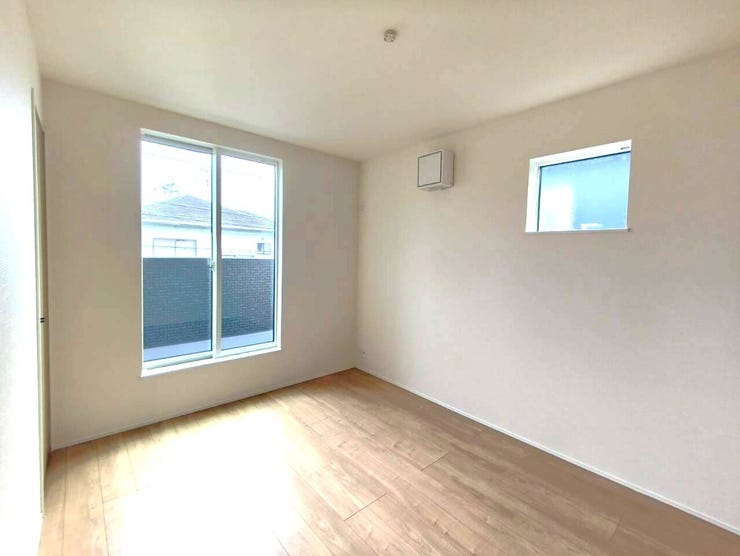 大きな窓からバルコニーにつながっており、広々とした開放的な部屋です