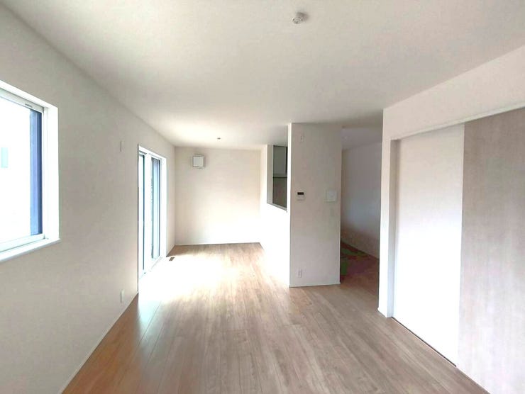 広々としたリビングでキッチンともコミュニケーションをとれる家族団らんの部屋です