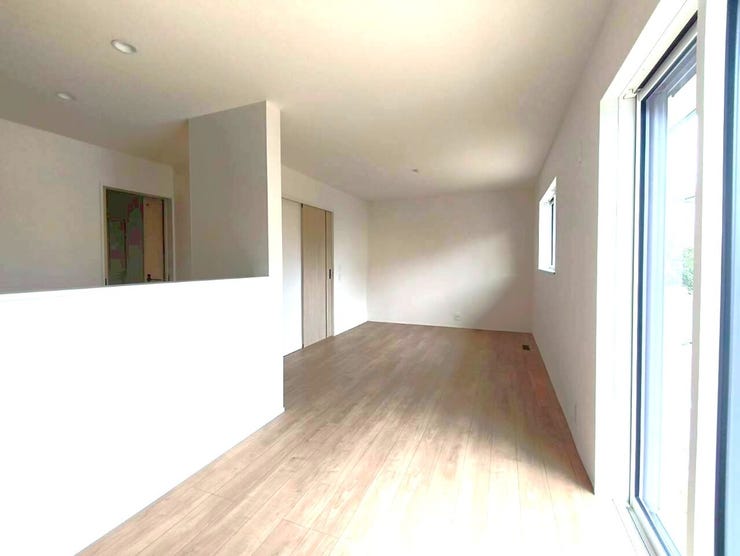 南向きの窓からたっぷりと陽が差し込む明るいリビングです